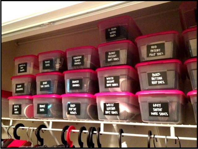 Ayakkabılarınızı kaldırırken kutularıyla kaldırmaya ve her kutunun üzerinde, içinde hangi ayakkabının bulunduğunu belirten ufak etiketler yapıştırmayı unutmayın.