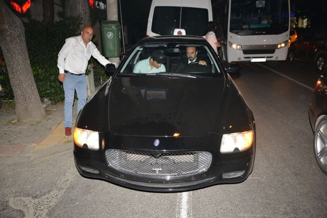 Ancak Akçıl, Şallı ile ayrılığı daha bir haftayı doldurmadan otomobilini sattı. Ünlü müzisyen, 120 bin Euro'ya aldığı aracı 100 bin Euro'ya satarak 20 bin Euro zarar etti.