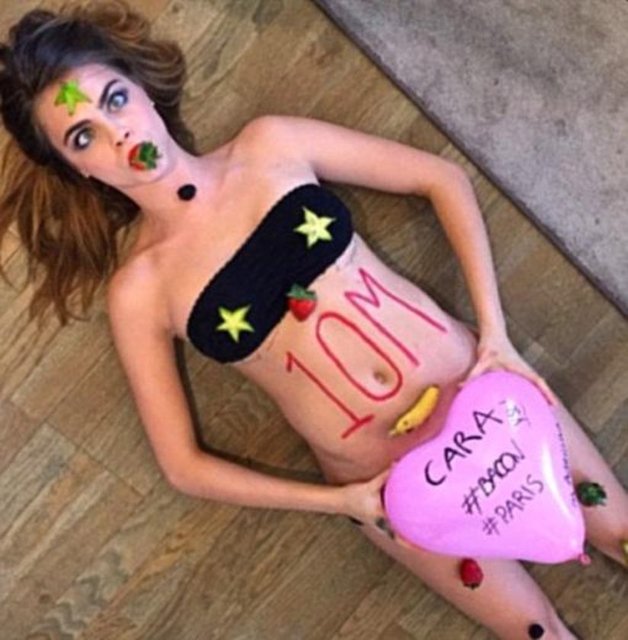 22 yaşındaki İngiliz model, geçtiğimiz günlerde 10 milyon takipçiye ulaştığı Instagram hesabını bu fotoğrafla kutlamıştı.