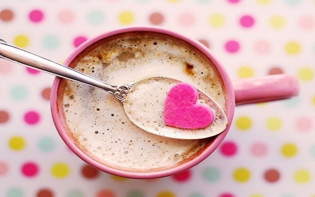 Kalp damar hastalığı: Günde 3 bardak kahve tüketenlerin daha az ve daha çok tüketenlere göre kalp damarlarında kalsiyum yani kireç birikiminin daha az olduğu dolayısıyla kalp krizi riskinin azaldığı düşünülüyor.