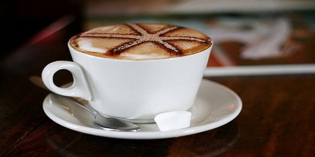 Sütle beraber içilmesi mide yanmasını azaltsa da kafeinin etkisini değiştirmiyor. 