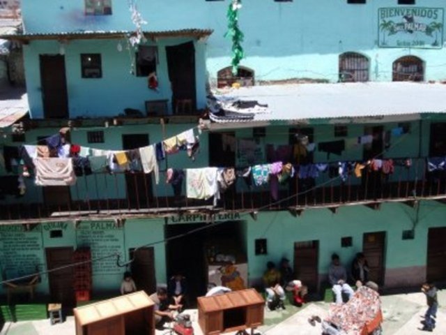 Hapishanenin havalı kısımlarındaki odalar da para karşılığı kiralanabiliyor. Örneğin Los Pinos'daki hücreler geniştir, özel banyoları, mutfakları ve kablolu televizyonları vardır. Dışarıda bilardo masaları ve yiyecek tezgâhları bulunur.