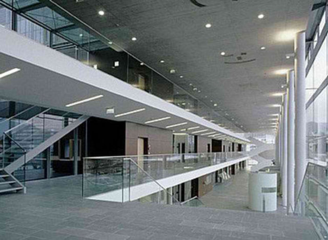 Justizzentrum Leoben (Avusturya) Güzel pencereleri olan havalı bir ofis binası mı? Hayır, burası Styria, Avusturya'da beş yıldızlı bir hapishane.