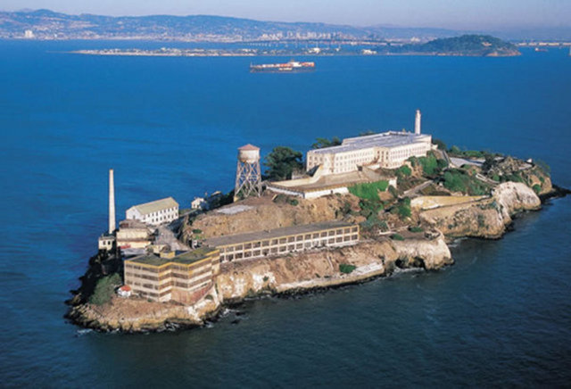 Alcatraz Hapishanesi (California, Birleşik Devletler) Kimi zaman yalnızca Alcatraz ya da Kaya olarak isimlendirilen Alcatraz Adası, California'daki San Francisco Koyu'nun ortasında yer alan küçük bir adadır.