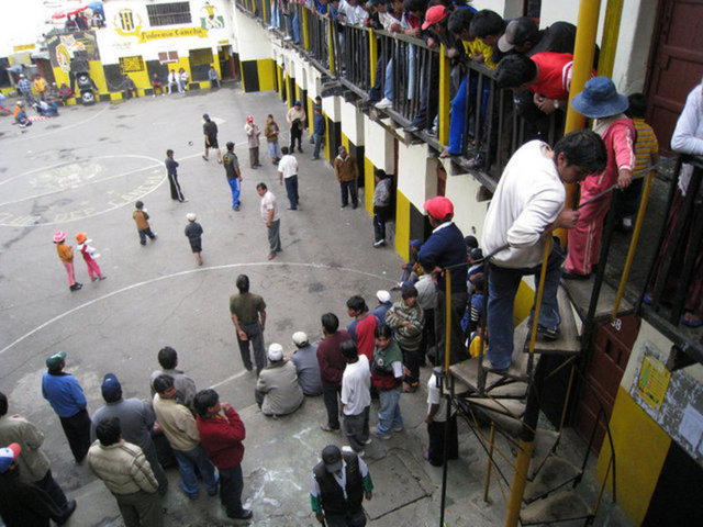 EN GARİP HAPİSHANELER! - San Pedro Hapishanesi (Bolivya) Bolivya'nın başkenti La Paz'daki en büyük hapishane olan San Pedro, yaklaşık 1500 suçluya ev sahipliği yapıyor.