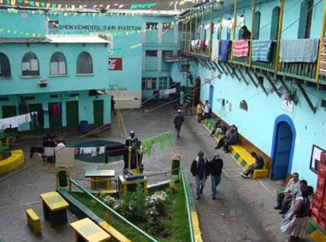 Burada çocuklar oynuyor, satış tezgâhları, restoranlar, kuaförler ve hatta bir otel bile var. Hapishaneden çok, Bolivya'nın en fakir bölgelerinden biri olan El Alto'yu andırıyor.