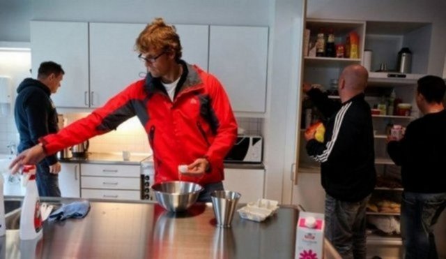 Mahkumlar kendi yemeklerini ortak kullanım alanında bulunan mutfakta pişirebiliyor.