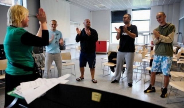 Kadın gardiyanlar da hapishanede görev alıyor.