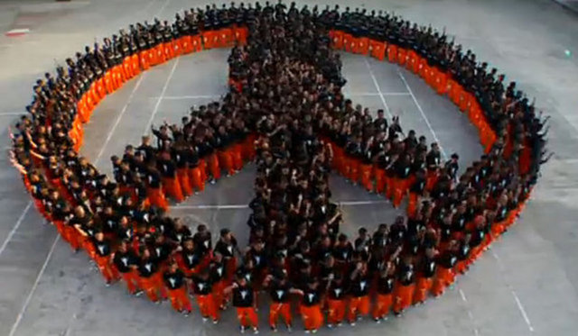 Aslına bakılırsa dans, hapishanedeki egzersiz programının dönüşüme uğramış hâli. Çoğu hapishane mahkûmların etrafta dolanıp basketbol oynaması, ağırlık kaldırması ya da birbirlerine bıçak çekmesine göz yumabilse de Cebu disiplin istedi.