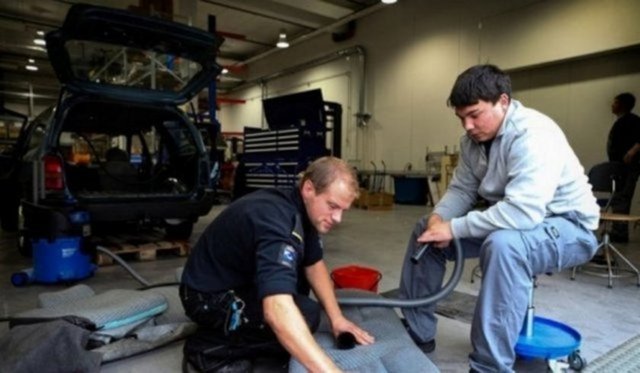 Ziyarete gelen aileler için hapishanenin dışında ayrıca iki yatak odalı şık bir villa var.