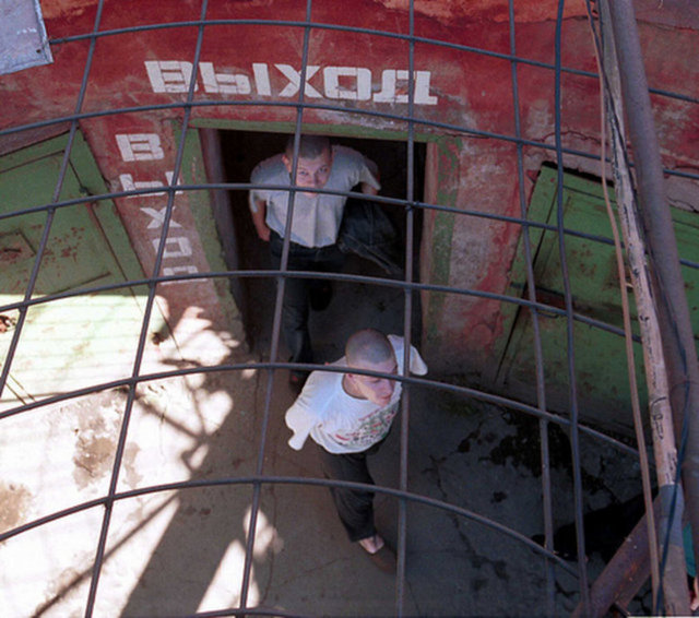 Her hükümlünün haftada 15 dakikalığına 4 m2'lik bir alanda yıkanmasına izin verildiği bile söyleniyor. 2006 yazında Vladimir Putin hapishanenin Saint Petersburg'un eteklerindeki Kolpinsky'de yeni bir yere yapılandırılacağını bildirdi.