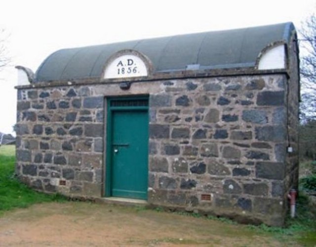 Sark Hapishanesi (Guernsey) Sark Hapishanesi, Guernsey'deki Sark Adası'nda yer almakta. 1856'da kurulan hapishane büyük olasılıkla dünyadaki en küçük hapishane.