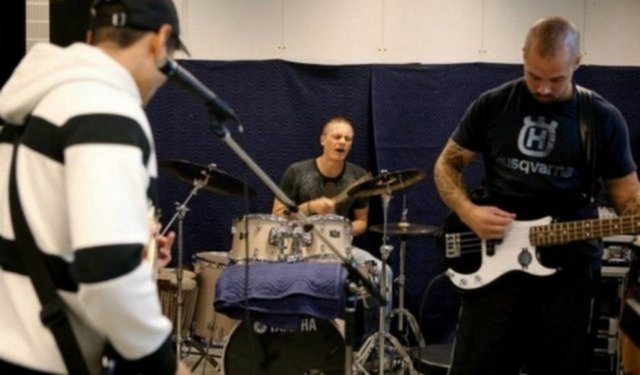 Mahkumlar akşam 8.30'dan sabah 7.30'a kadar hücrelerinde olmak zorunda.