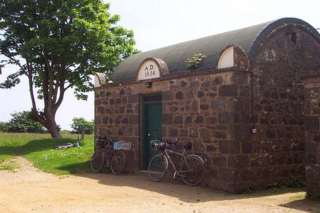 Aynı anda yalnızca iki hükümlüyü kaldırabilen hapishane, yine de kullanılabiliyor. Görüntüsüyleyse sanki çocuklara ceza vermek için kurulmuş ufak bir yeri andırıyor.