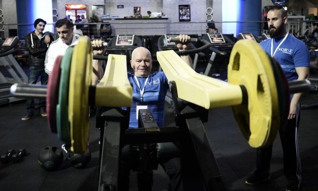 Sadece ağırlık değiştirirken kısa bir süre dinlenme şansı bulan Namık Ekin, rekoru kırdıktan sonra son altı saatte frene bastı ve hafif ağırlıklarla çalıştı.