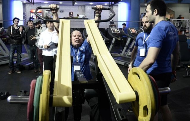 17 Mart Salı günü, öğleden sonra 13.00'te rekor denemesine başlayan Namık Ekin, bugün saat 13.00 itibariyle kaldırışlarına son verdi.