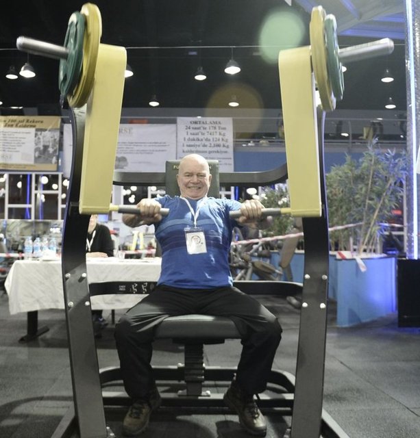 Çanakkale Zaferi'nin 100. yılında, Seyit Onbaşı ve Çanakkale Şehitleri için 24 saat boyunca, hiç durmadan toplam 379 ton ağırlık kaldıran Namık Ekin, Amerikalı Clarence Bass'a ait 178 tonluk rekoru ikiye katladı.