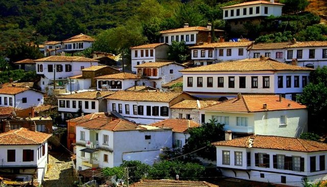 Bu söylentiden en karlı çıkanlar ise kıyametten etkilenmeyeceği söylenen İzmir'in Şirince kasabası ve Franasa'daki Bugarach köyü'ndeki otel ve işletme sahipleriydi!