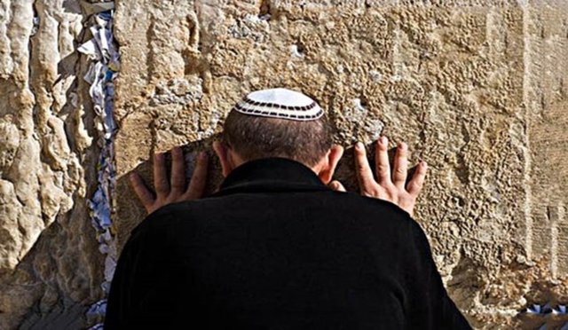 8- Mesih gelerek İsrail'in kralı olacak ve tüm Yahudiler'i vaadedilmiş topraklarda toplayacak. Bu sırada Magog Kralı Yahudiler'e saldırıacak ama yaşanacak büyük savaşı Mesih ve taraftarları kazanacak.