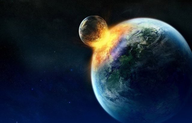 Ay'ın ve Güneş'in bir araya toplanıp, insanın kaçacak yer arayacağı bildirilmekte (Kıyame, 75/9-10), kıyametin büyük bir sarsıntıyla peş peşe iki kez geleceği, emzikli kadınların bile çocuklarını atacağı,