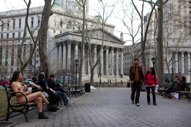 "Bu fikir aslında Paris Moda Haftası sırasında aklıma geldi. İnsanların, üstündeki ceketin markasına göre sınıflandırıldığı o ortamdan bir an önce uzaklaşmak istedim".