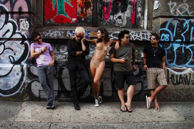 Gönüllü bulamayınca kendisi modellik yapmaya karar veren Simone, bu projenin moda dünyasına da bir eleştiri olduğunu söylüyor: