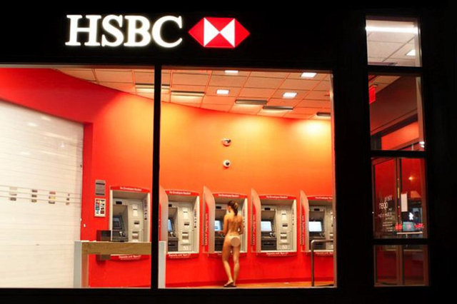 "Bu hiç insani bir durum değildi. Moda insanlara, 'Giydiğin neyse sen de osun' diyor. Bu kabul edilemez. Çıplaklık harika bir şey. İnsan kendisini özgür ve rahat hissediyor."