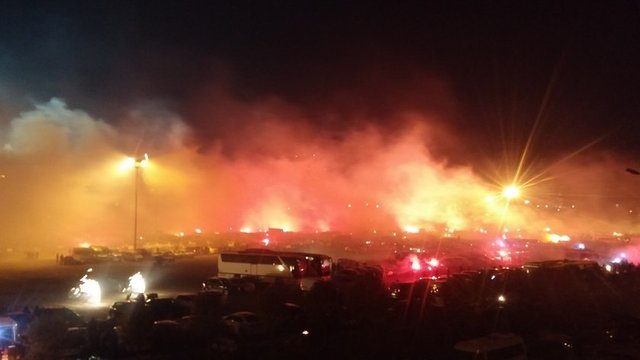 - Yaklaşık bin taraftarın katıldığı organizasyonda yakılan meşalelerden dolayı yoğun bir duman bulutu oluştu.