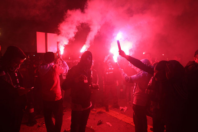 -  - Doğu Tribünü önünde gerçekleştirilen kutlamada taraftarlar, tezahüratlar yapıp, meşaleler yaktılar.
