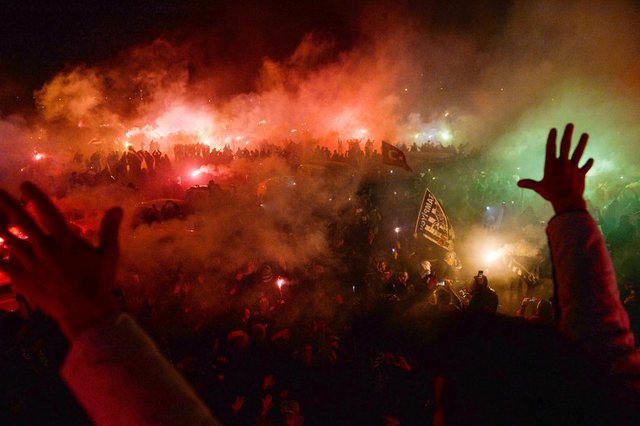 Beşiktaş'ın UEFA Avrupa Ligi son 16 turunda Belçika'nın Club Brugge takımıyla yaptığı maç öncesi siyah-beyazlı taraftarlar, kulübün 112. kuruluş yılını kutladı.