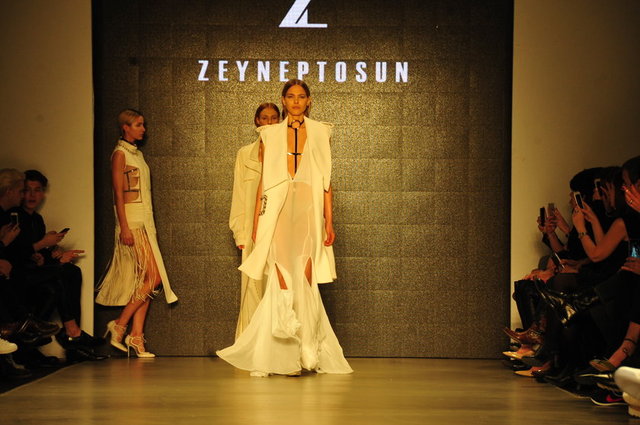 ZEYNEP TOSUN DEFİLE