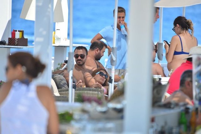 Zenginin parası züğürdün çenesini yorar... Çok kişinin çenesi yorulacak bu fotağraftan sonra...