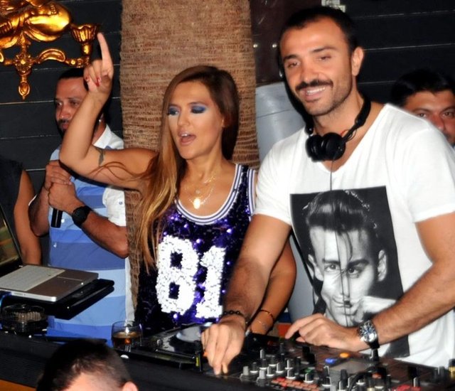 Demet Akalın'ın kocası 100 tane TIR almış, annem de az önce konuştuğumda babam ona kayısı çayı almış diye mutluluktan uçuyordu öyle işteee.