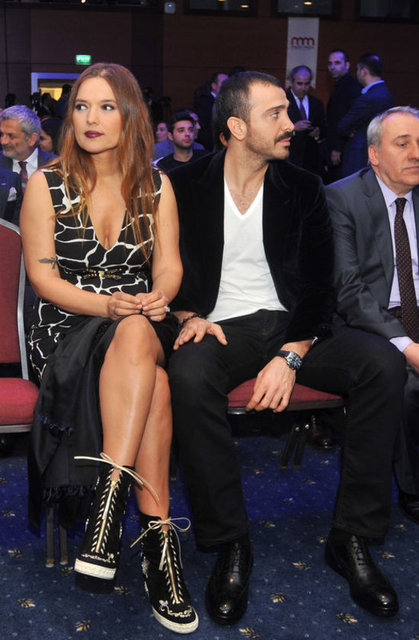 Kocası 100 TIR aldığı için Demet Akalın kadar gururlu, aç ama yemek hazırlamaya üşenecek kadar tembelim şu an.