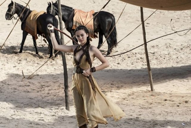 Westeros'un Dorne bölgesinden gelen ve 4'üncü sezonda katıldığı bir düelloda hayatını kaybeden Oberyn Martell'in kızları Obara (Keisha Castle-Hughes),