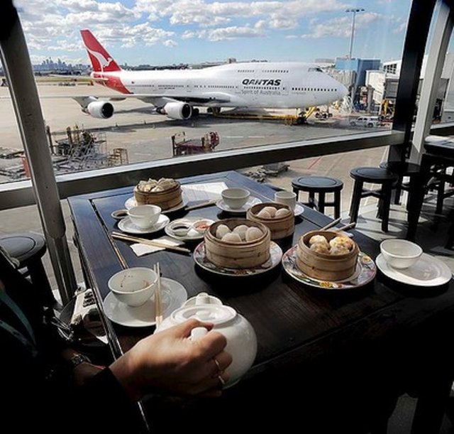 Alkolün etkisiyle biniş kapısını bulamayabilir veya saatlerin nasıl geçtiğini anlamayıp uçağı kaçırabilirsiniz. Ayrıca fazla alkolün etkisiyle uçak içerisinde diğer yolcuları farkında olmadan rahatsız edebilirsiniz. -