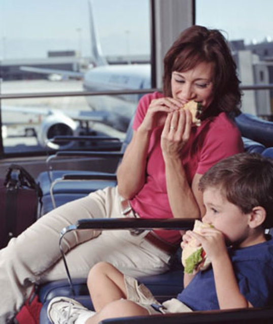 Ancak hem fazla yemek ağırlık yapıp yolculuğunuzun konforunu düşürür hem de fazla alkol çeşitli sorunlara neden olabilir.  -