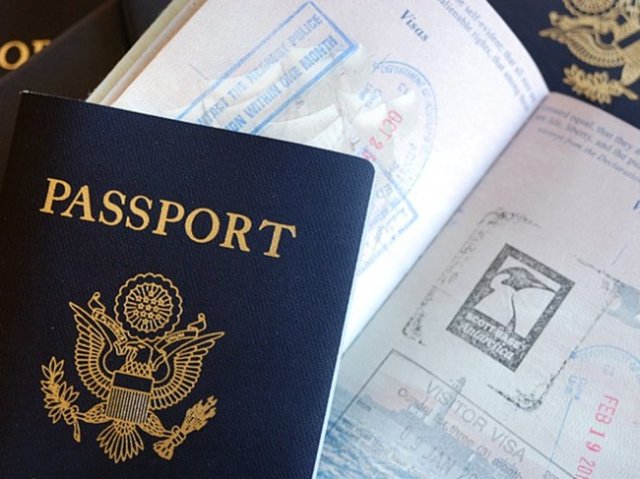 Bu nedenle evden çıkmadan önce ilk olarak pasaportunuz ve kimliğinizi kontrol edin. Kimlik kartınızla pasaportunuzu çantanızdaki kolay ulaşabileceğiniz bir yere birlikte yerleştirin.  -