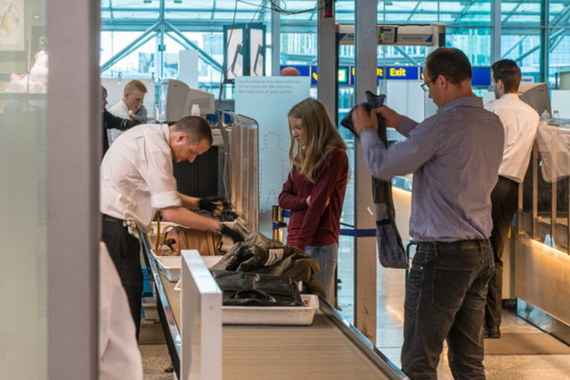 Gideceğiniz yurtdışı havalimanlarında daha ağır uygulamalarla da karşılaşabilirisiniz. Bu nedenle seyahat sırasındaki kıyafet seçimi oldukça önemli. Uçakta veya gittiğiniz yerde şık olmak isteyebilirsiniz.  -