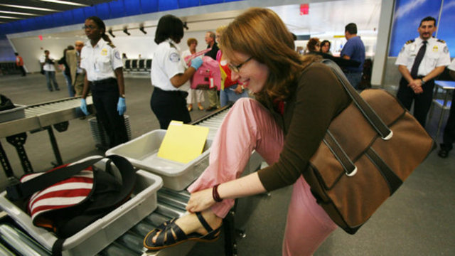 5- AYAKKABI VE KEMERİNİZE DİKKAT! - Malumunuz Türkiye'deki havalimanlarında 2 ayrı güvenlik noktası var. Her ne kadar son dönemde tek güvenlik noktalı havalimanlarına geçiş projesi uygulanmaya başlandıysa da, bunun ülke geneline yayılması zaman alacak.  -