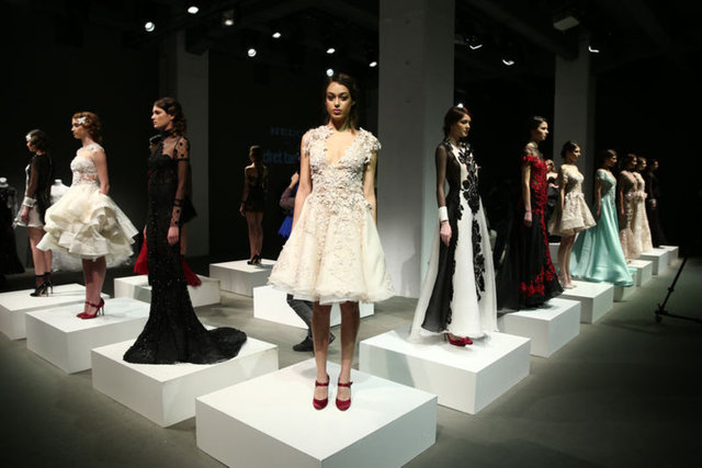 Baygınlık geçiren manken, bir süre dinlendikten sonra tekrar platformdaki yerini aldı.