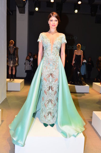 Modelleri yürütmek yerine ilginç bir yöntem kullanan Taciroğlu, salonda adeta müze havası yaşattı.