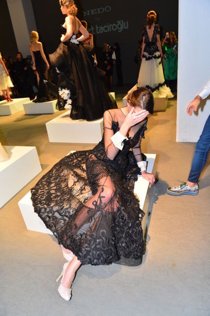 Taciroğlu'nun defilesine tansiyonu düşen ve baygınlık geçiren manken damga vurdu.