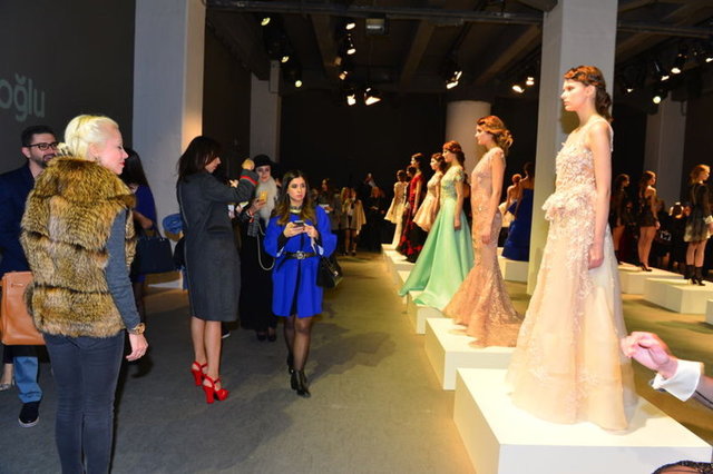 Modelleri platformlar üzerine yerleştiren Taciroğlu, mankenleri değil konukları yürüttü.