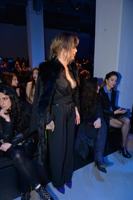 31 yaşındaki Sakuçoğlu'nun düğmeleri göbeğine kadar açık tulumu beğeni topladı.(Makaron)