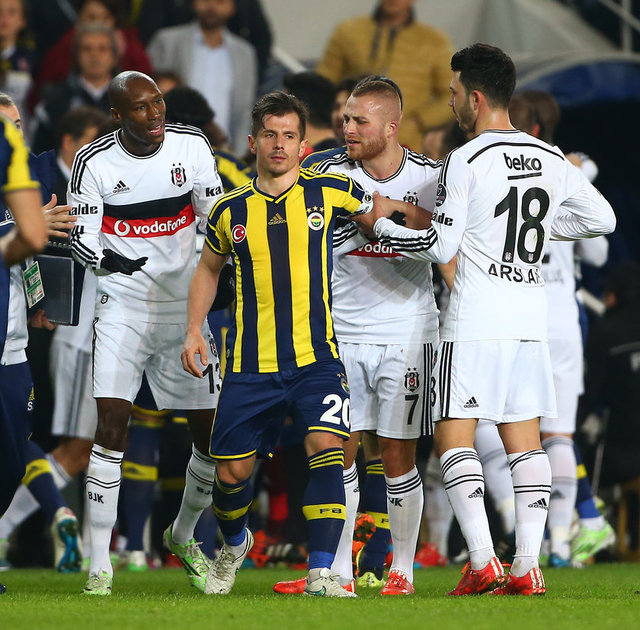 Bu sırada Emre Belözoğlu da yedek kulübesi önüne kadar yaklaşarak Bilic ve Beşiktaşlılara tepki gösterdi.