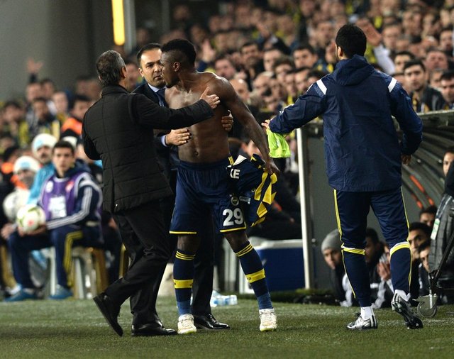 Hırvat hoca da bunu kabul edince Emre, "Yaptığınız hareketlerle - tribünleri geriyorsun" dedi.