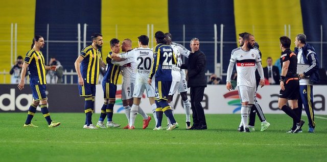 Futbolcular ve teknik heyetlerin de müdahalesiyle tartışmalar büyümeden sonlandırıldı.