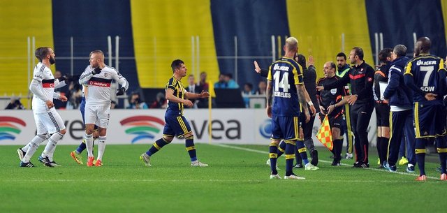 Emre Belözoğlu'nun ayrıca "O... çocuğu" dediği görüntülere yansıdı.