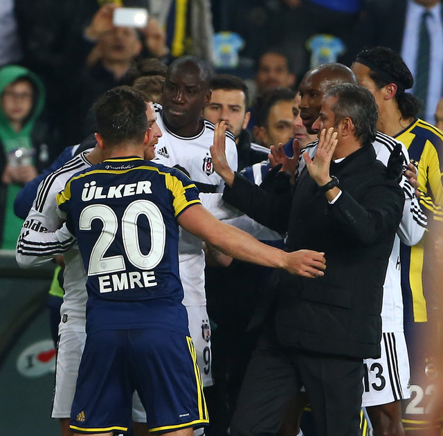 Emenike'nin formasını çıkarması, kenar yönetimiyle Emre ve Volkan'ın dalaşmasına rağmen Fırat Aydınus'un hiçbir şekilde kart göstermemesi ise Bilic'in daha çok itiraz etmesine sebep oldu.